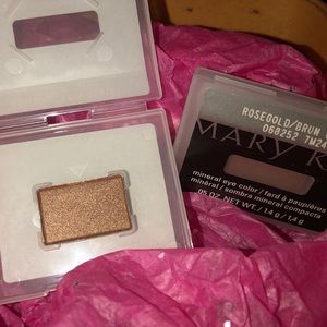 Beautiful Rosegold mineral eye color